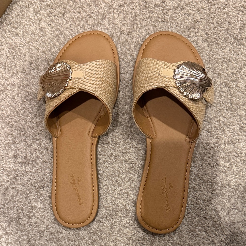 NWOT Universal Threads Women's Raffia Sandals with Shell Accent, Size 8